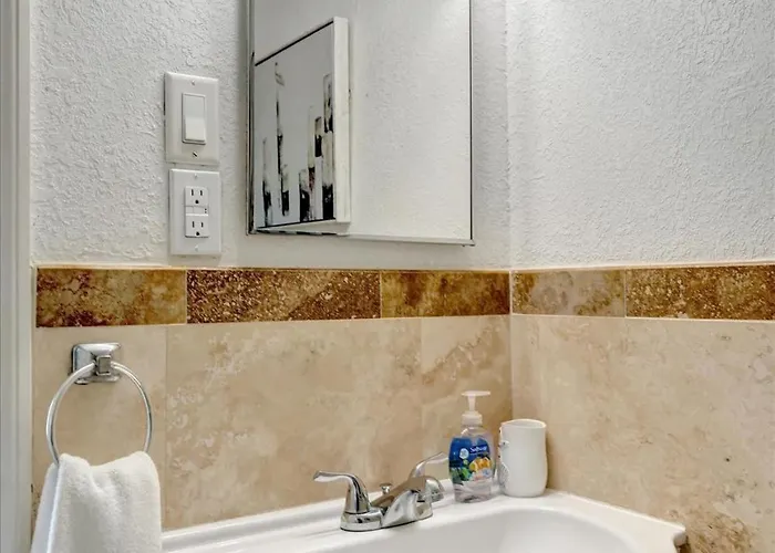 The Seashell With Private Balcony And Walk To Clearwater Beach