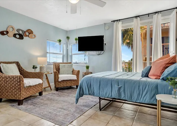 The Seashell With Private Balcony And Walk To * Clearwater Beach